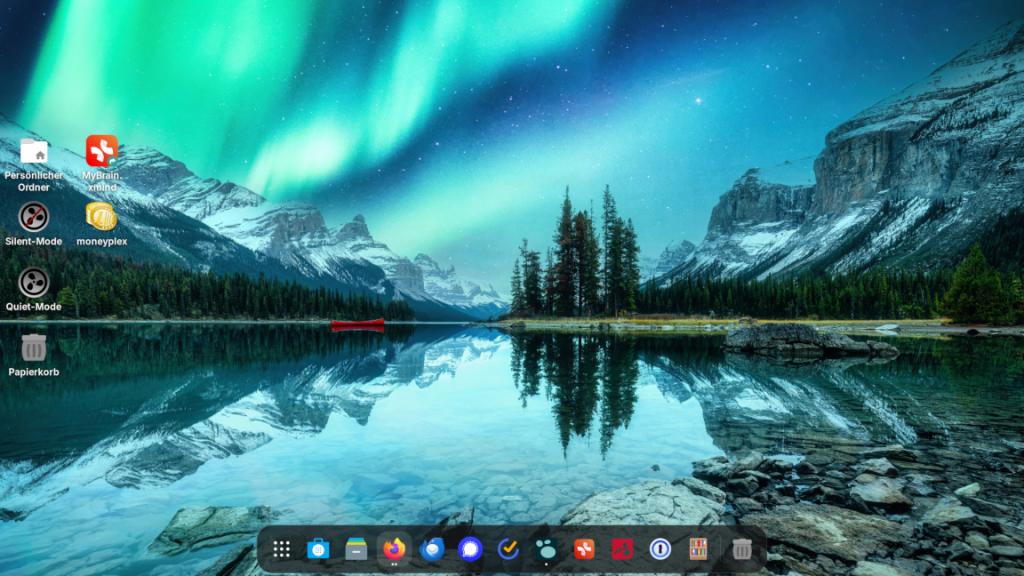 Darstellung Gnome Desktop der Linux Distribution Zorin 17.2. Hintergrundbild ist ein See mit Bergen im Hintergrund und grünlichen Nordlichtern am Nachthimmel. Am unteren Bildschirmrand ist das Gnome Dash mit den angehefteten Programmicons. Links am Bildrand werden weitere Icons auf dem Desktop angezeigt.